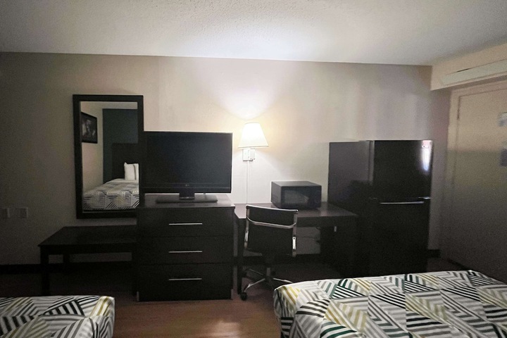Room 4 of 12