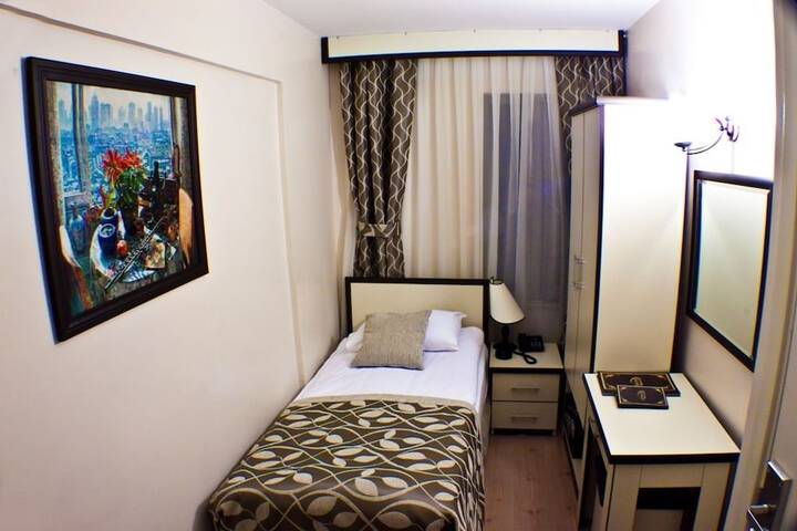 Room 4 of 18