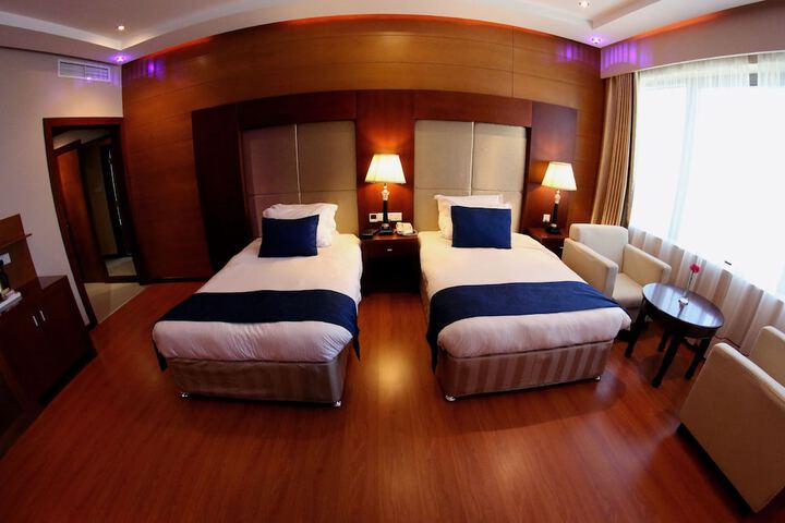 Room 10 of 76