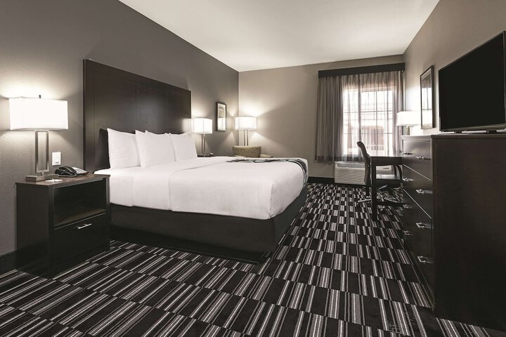 1 King Bed Mobility Hearing Impaired Accessible Room (9 of 10)
