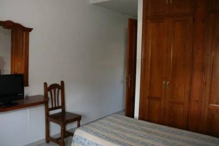 Room 4 of 16
