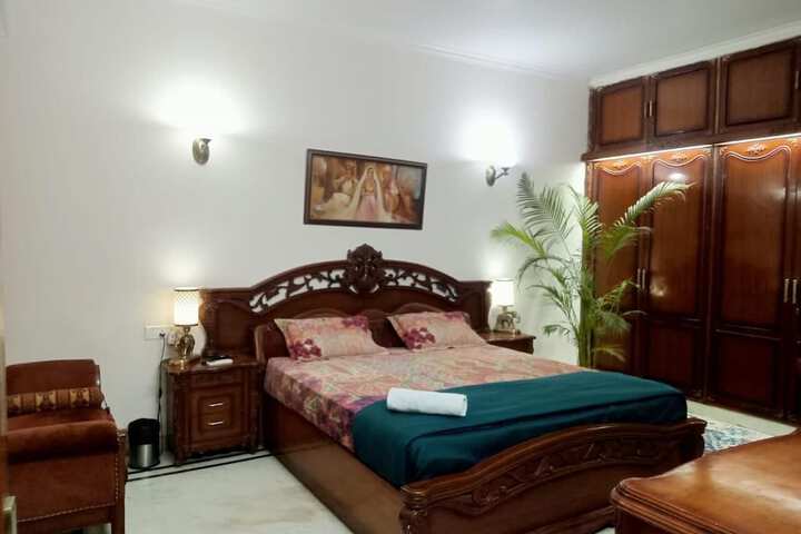 Room 6 of 28
