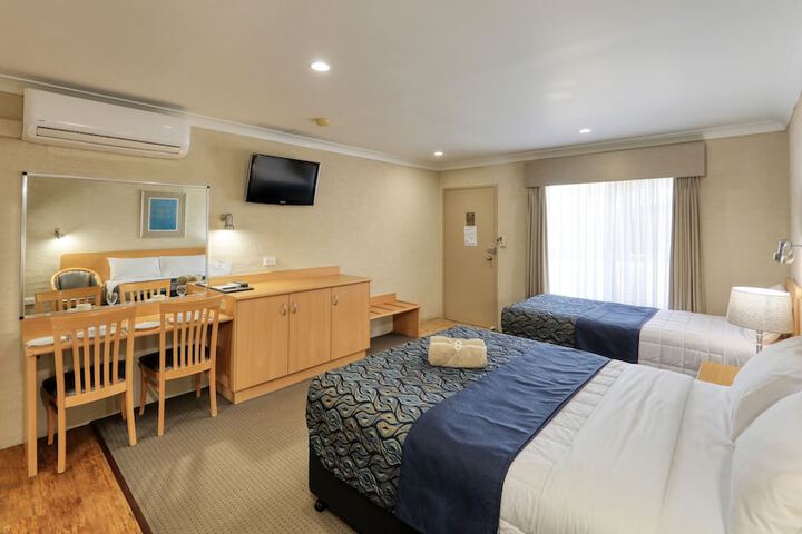 Room 8 of 34