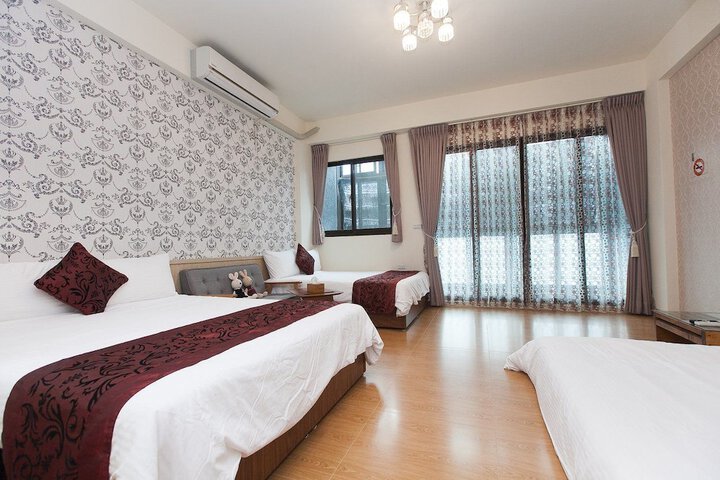 Room 6 of 13
