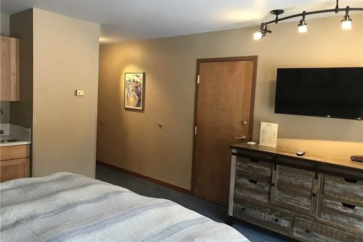 Room 4 of 10