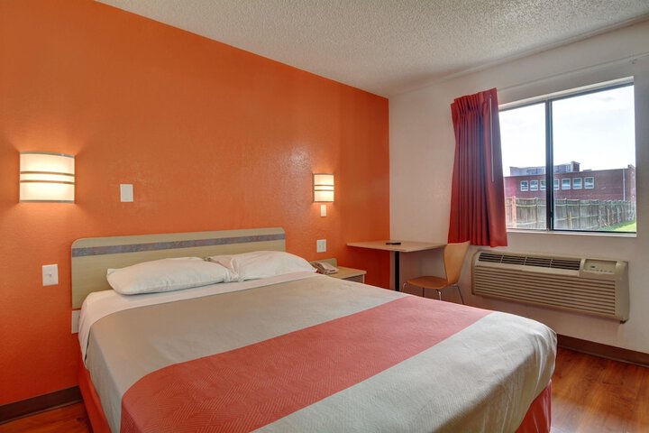 1 Queen Bed (6 of 6)