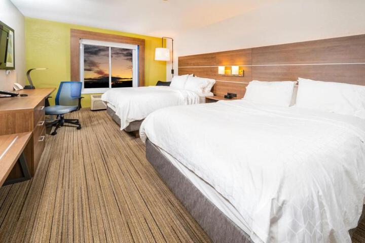 2 Queen Beds (1 of 9)