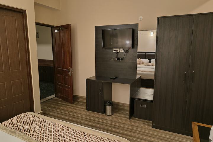 Room 9 of 13