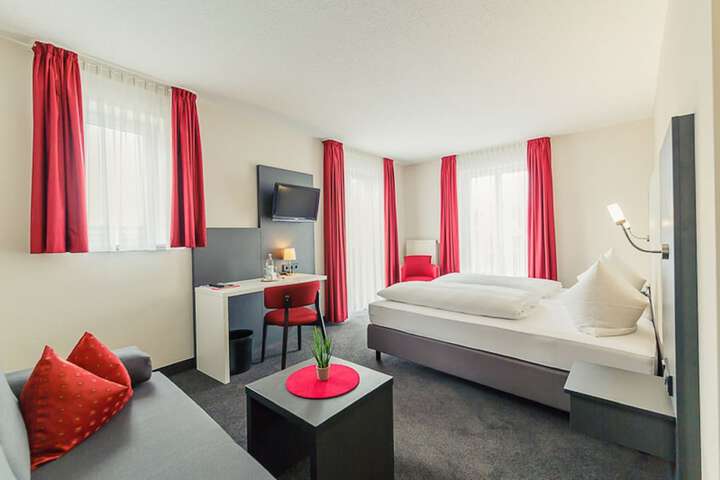 Room 5 of 8