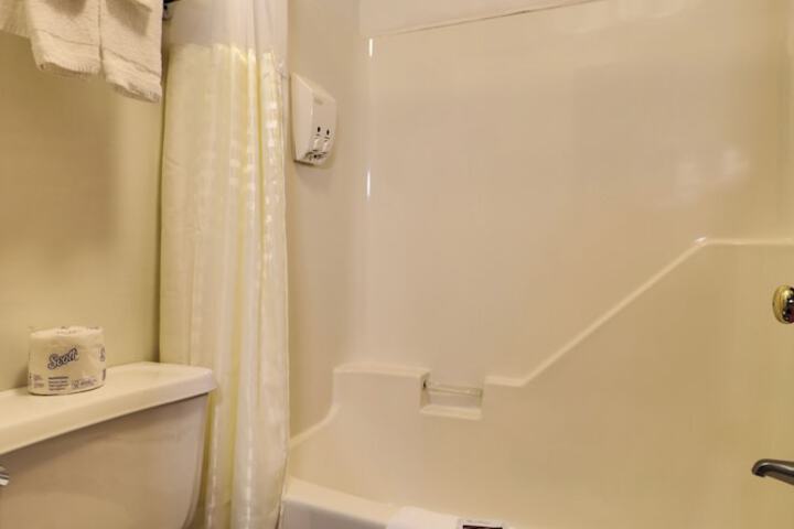 2 Queen Beds (4 of 16)