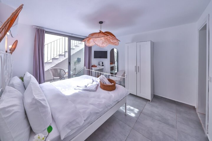 Room 42 of 93