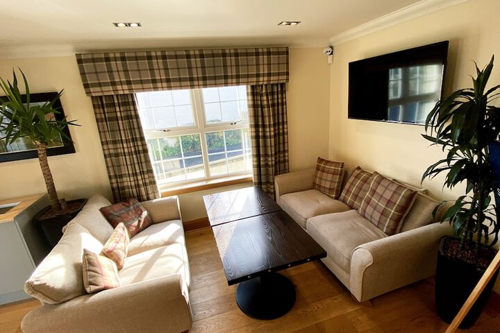 Lounge 34 of 42