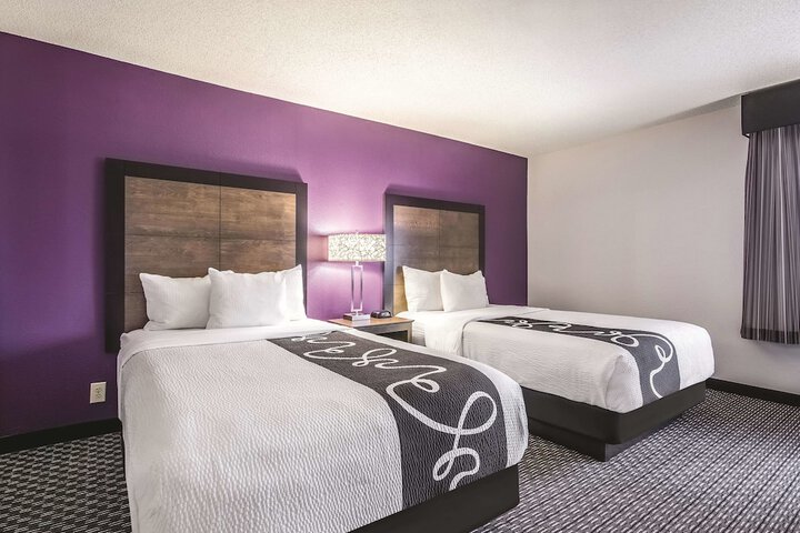 2 Double Beds (1 of 19)