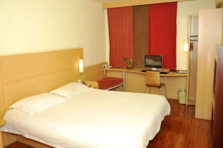 Room 10 of 33