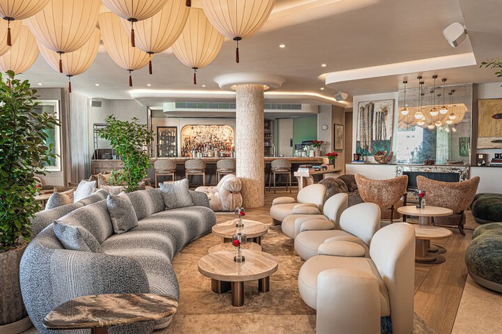 Lounge 75 of 86