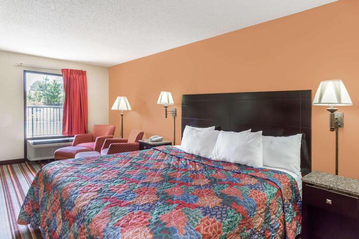 1 King Bed (4 of 7)