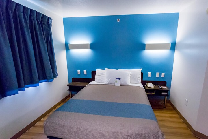 Queen Room Disability Accessible (16 of 23)