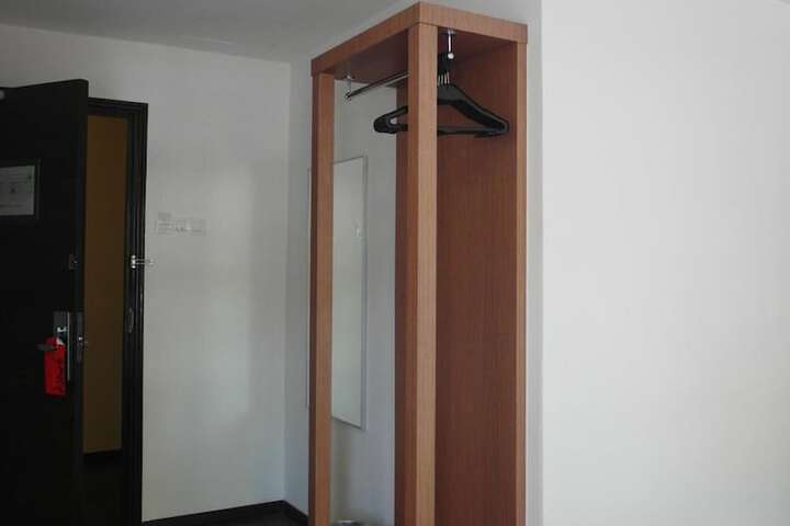Room 16 of 32