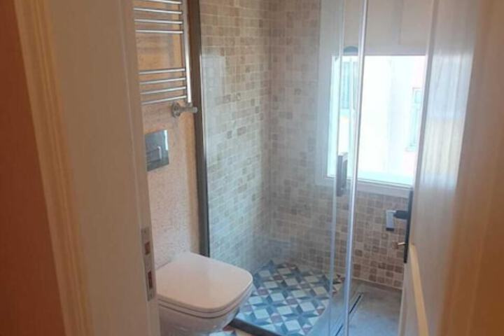 Room 2 of 32