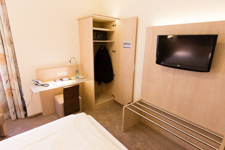 Room 9 of 50