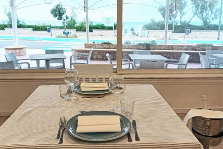 Dining 16 of 26