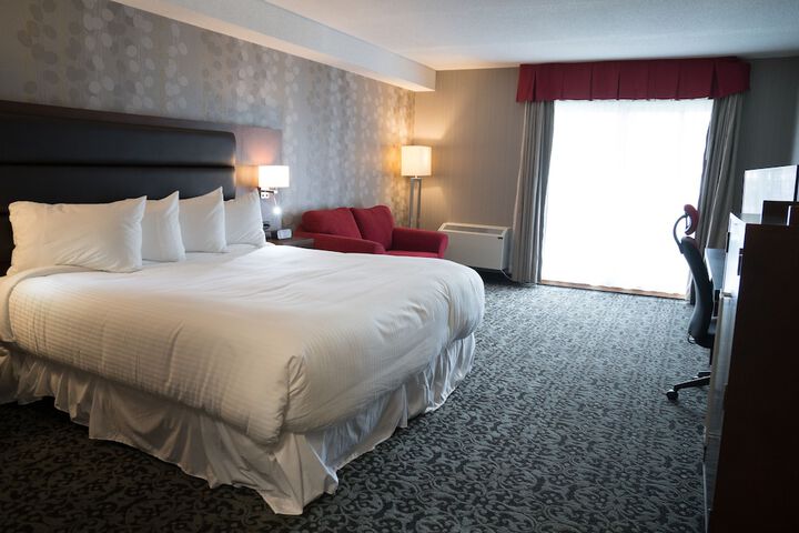 1 King Bed Lakeside (3 of 9)