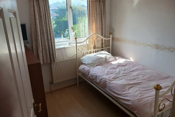 Room 4 of 12