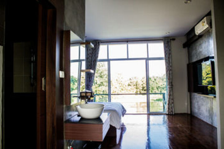 Room 10 of 28