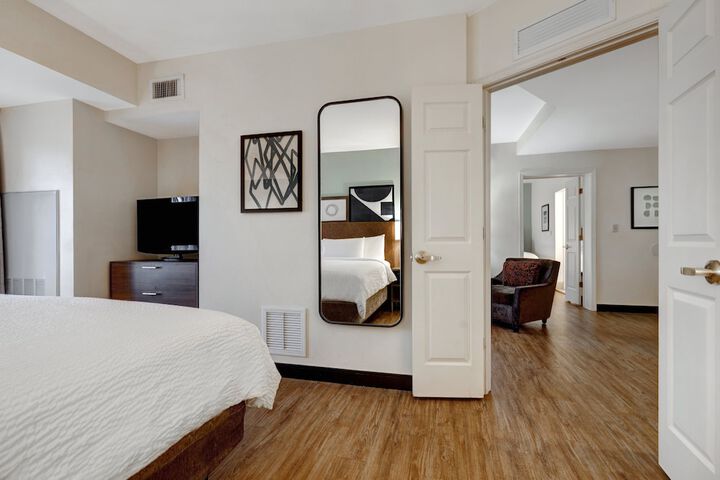 Studio Queen Size Bed (9 of 21)