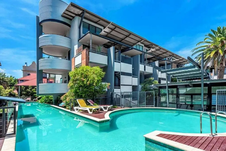 Pool 9 of 15
