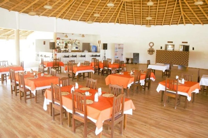 Dining 7 of 19