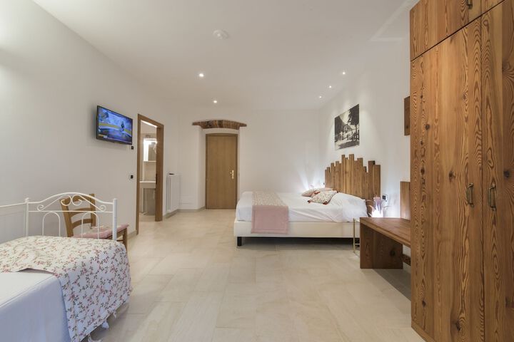 Room 6 of 48