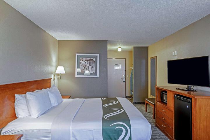 1 King Bed (5 of 10)