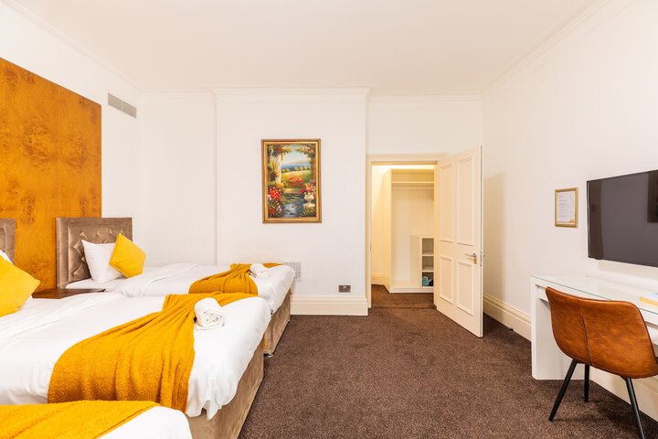 Room 33 of 60