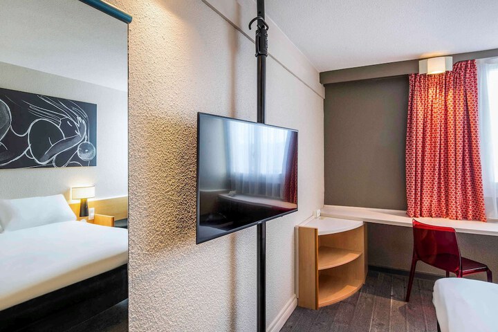 Room 8 of 82