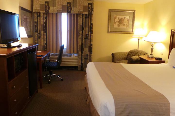 1 King Bed (6 of 10)