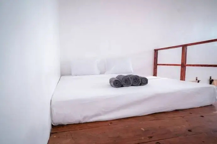 Room 7 of 9