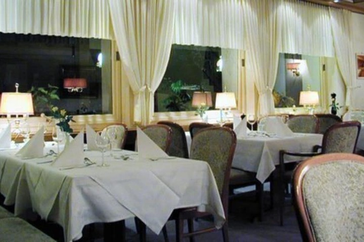 Dining 28 of 47