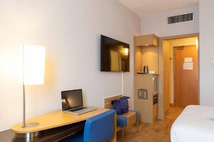 Room 10 of 111