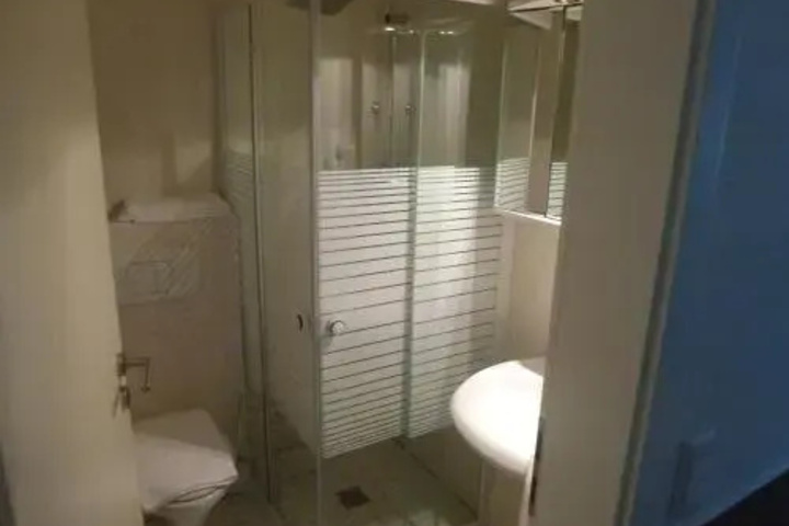 Room 7 of 16