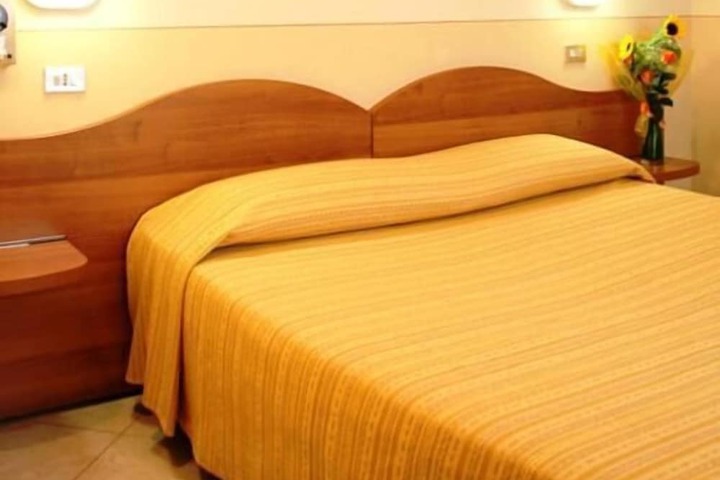 Room 6 of 40
