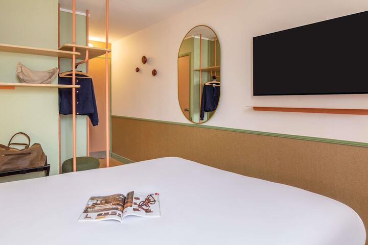 Room 8 of 33