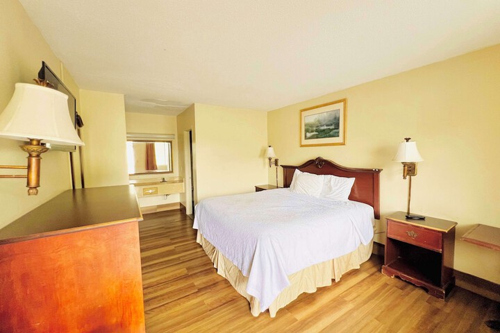 1 King Bed (3 of 5)