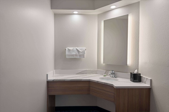 1 Queen Bed Accessible Room (2 of 14)