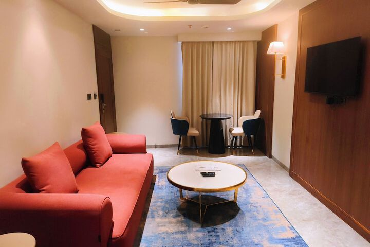 Room 32 of 77