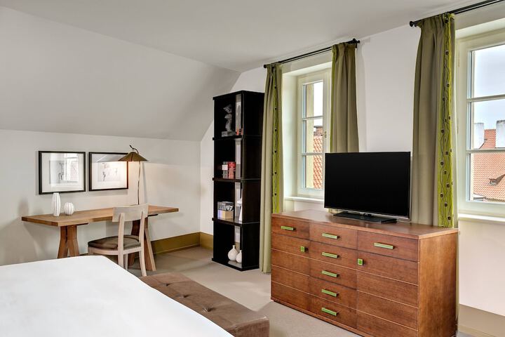 Room 90 of 200