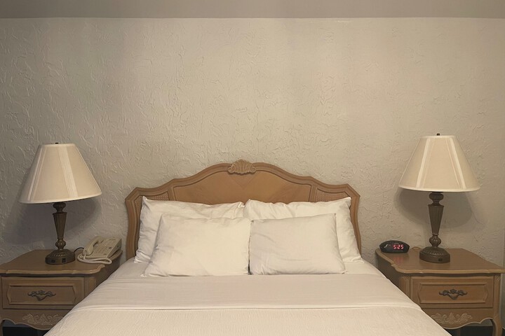1 Queen Bed Deluxe Room (3 of 32)