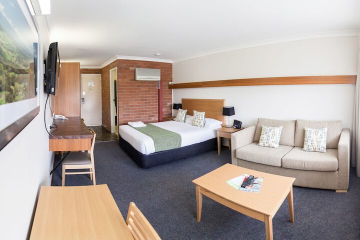 Room 4 of 73