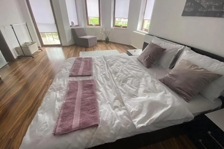 Room 2 of 5
