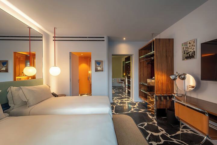 Room 5 of 103